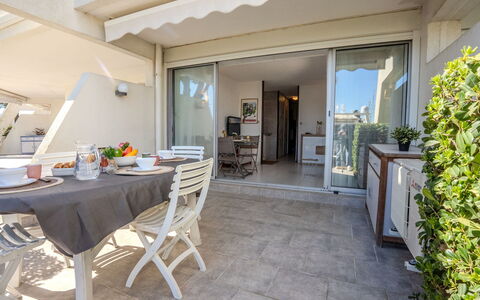 Les Rivages D'Ulysse: Luifel, Schaduw, Balkon, Stoel, Buitenmeubels, Outdoor Structuur, Buitentafel, Pergola, Binnenplaats, Kamerplant