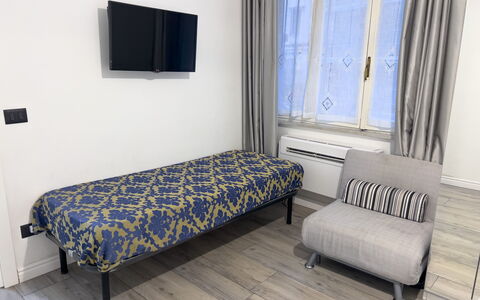 Casa Nina Seconda - Sanremo: Flooring, Verdieping, Interieur Ontwerp, Meubilair, Slaapkamer, Linens, Bed, Kamer, Laken, Bed Frame