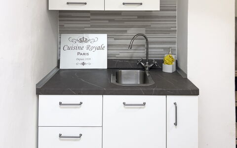 Casa Nina Seconda - Sanremo: Countertop, Keuken, Cabinetry, Wastafel, Gootsteen, Interieur Ontwerp, Loodgieterswerkinrichting, Kraan, Flooring, Toestel Van De Keuken