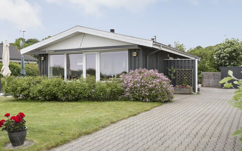 Cornelius - 30M from the Sea: Huis, Dak, Huis, Struik, Verblijf, Landgoed, Schaduw, Tuin, Werf, Siding
