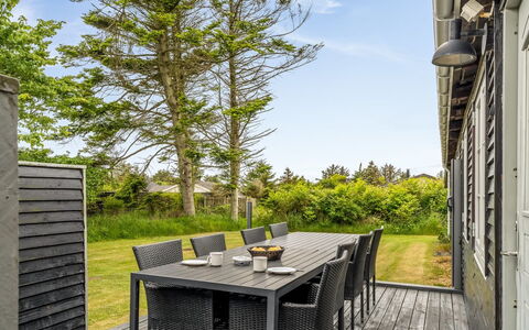 Aku - 700M from the Sea: Hout, Meubilair, Buitenmeubels, Buitentafel, Hardwood, Dek, Plank, Keuken En Eettafel, Stoel, Veranda
