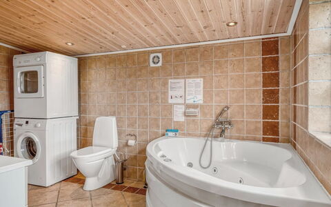 Aku - 700M from the Sea: Flooring, Interieur Ontwerp, Verdieping, Loodgieterswerkinrichting, Hout, Plafond, Kamer, Loodgieter, Badkamer, Meubilair