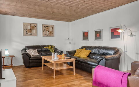 Aku - 700M from the Sea: Meubilair, Flooring, Interieur Ontwerp, Houten Vloer, Verdieping, Hout, Plafond, Bankstel, Laminaatvloer, Woonkamer
