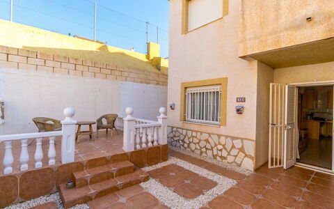 Residencia del Mar Ii: Verdieping, Flooring, Balkon, Tegel, Leuning, Trap, Hek, Baluster, Gips, Binnenplaats