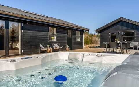 Heidl - 2Km from the Sea: Hout, Huis, Veranda, Dek, Hardwood, Dak, Beits, Houten Vloer, Eco Hotel