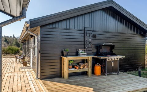Heidl - 2Km from the Sea: Hout, Huis, Veranda, Dek, Hardwood, Dak, Beits, Houten Vloer, Eco Hotel