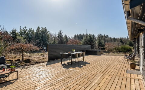 Heidl - 2Km from the Sea: Hout, Huis, Veranda, Dek, Hardwood, Dak, Beits, Houten Vloer, Eco Hotel