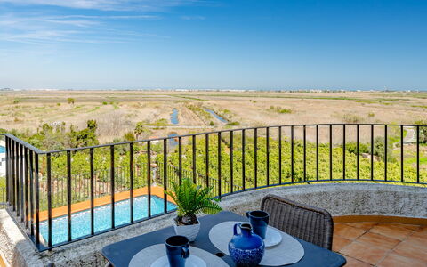Los Delfines: Appartement, Meubilair, Woongebied, Balkon, Condominium, Stoel, Schaduw, Toevlucht, Kust, Hotel