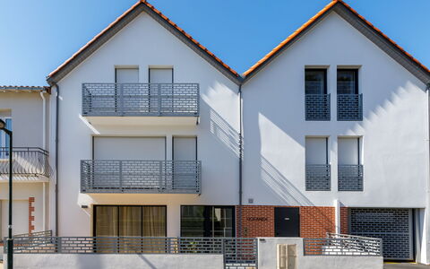 Océanide: Appartement, Balkon, Condominium, Stoel, Aluminium, Leuning, Hardwood, Daylighting, Penthouse, Dek