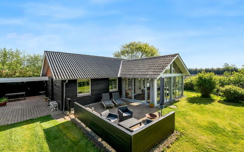 Fido - 500M to the Fjord: Dak, Huis, Huis, Verblijf, Landgoed, Tuin, Siding, Gazon, Schaduw, Werf