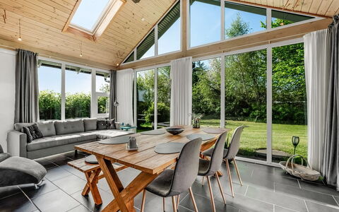 Fido - 500M to the Fjord: Hout, Interieur Ontwerp, Plafond, Meubilair, Flooring, Bankstel, Keuken En Eettafel, Huis, Woonkamer, Stoel