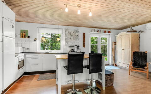 Fido - 500M to the Fjord: Meubilair, Flooring, Interieur Ontwerp, Hout, Verdieping, Plafond, Houten Vloer, Keuken, Lichte Inrichting, Countertop