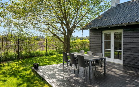 Fido - 500M to the Fjord: Hout, Struik, Tuin, Verblijf, Groundcover, Gazon, Siding, Plank, Hardwood, Schaduw