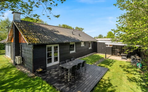 Fido - 500M to the Fjord: Huis, Dak, Huis, Verblijf, Gazon, Landgoed, Schaduw, Siding, Boerderij, Tuin