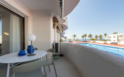 Cambrils 643: Meubilair, Stoel, Interieur Ontwerp, Tafel, Kamer, Beits, Balkon, Plafond, Eco Hotel, Hardwood