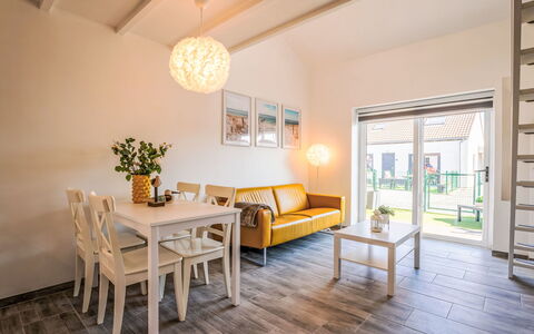Melrose with Parking: Hout, Interieur Ontwerp, Flooring, Plafond, Verdieping, Meubilair, Houten Vloer, Kamer, Appartement, Woonkamer