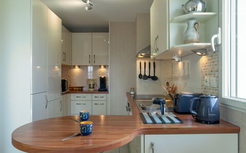Entre Port et Plages: Countertop, Toestel Van De Keuken, Keuken, Cabinetry, Interieur Ontwerp, Meubilair, Flooring, Major Appliance, Hout, Lichte Inrichting