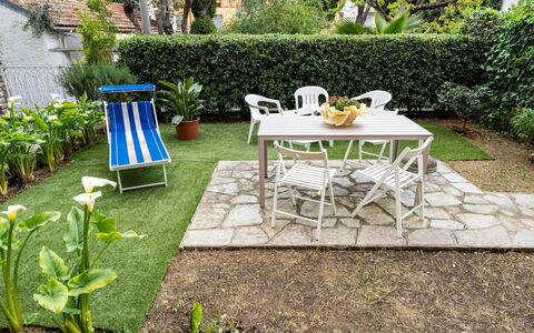 Casa del Mare: Meubilair, Buitenmeubels, Stoel, Tuin, Struik, Buitentafel, Tafel, Gazon, Backyard
