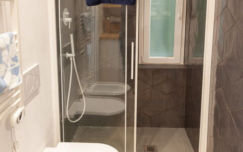 La Casa Dei Mandarini: Flooring, Verdieping, Badkamer, Wc Bril, Loodgieterswerkinrichting, Interieur Ontwerp, Toilet, Loodgieter, Tegel, Spiegel