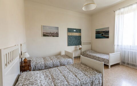Villa Amelia: Bed, Slaapkamer, Muur, Meubilair, Interieur Ontwerp, Hout, Verdieping, Laken, Bedding, Flooring