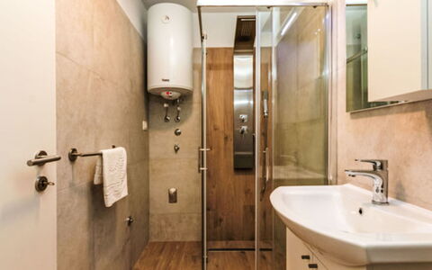 Paola: Badkamer, Loodgieterswerkinrichting, Wastafel In De Badkamer, Flooring, Muur, Verdieping, Interieur Ontwerp, Toilet, Wastafel, Kraan