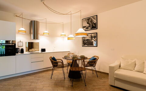 Libeccio: Woongebied, Struik, Dak, Huis, Verblijf, Oprit, Landgoed, Siding, Landscaping, Werf