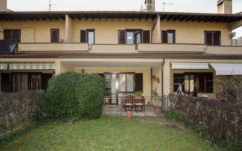 Re.ri: Woongebied, Huis, Deur, Schaduw, Balkon, Werf, Hacienda, Binnenplaats, Kamerplant, Backyard