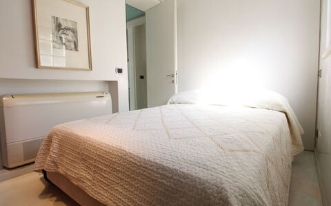 Villino Sonia: Bed, Slaapkamer, Interieur Ontwerp, Bedding, Muur, Laken, Verdieping, Flooring, Hout, Meubilair