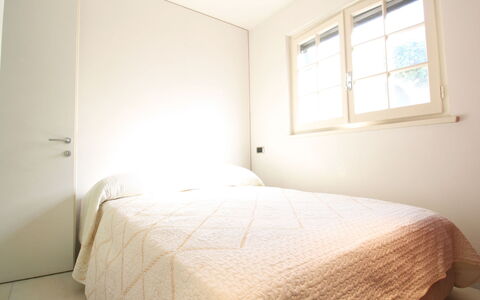 Villino Sonia: Bed, Slaapkamer, Interieur Ontwerp, Muur, Verdieping, Flooring, Hout, Laken, Bedding, Plafond