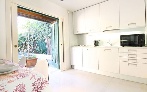 Villino Sonia: Flooring, Hout, Interieur Ontwerp, Verdieping, Meubilair, Keuken, Huis, Countertop, Plafond, Kamer