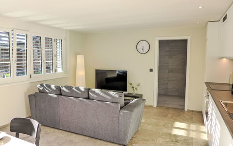 Huus Chloster, Apt Niesen: Interieur Ontwerp, Bankstel, Meubilair, Flooring, Muur, Verdieping, Plafond, Appartement, Kamer, Woonkamer