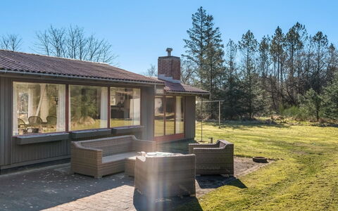 Thorvor - 400M from the Sea: Huis, Land Lot, Dak, Verblijf, Veranda, Tuin, Landgoed, Schaduw, Werf, Landscaping