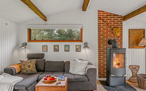 Thorvor - 400M from the Sea: Hout, Flooring, Meubilair, Interieur Ontwerp, Bankstel, Verdieping, Haard, Woonkamer, Kamer, Plafond