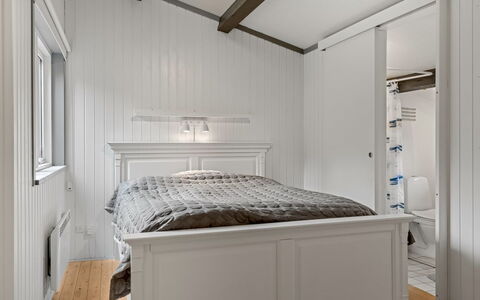 Thorvor - 400M from the Sea: Interieur Ontwerp, Muur, Slaapkamer, Flooring, Hout, Meubilair, Verdieping, Plafond, Bed, Kamer