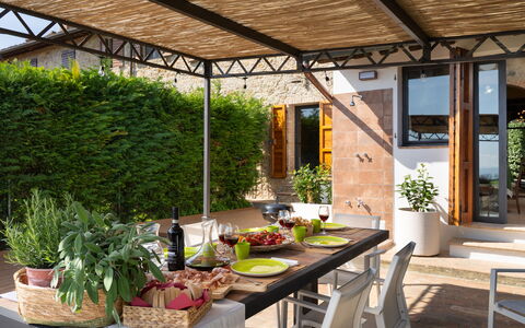 Casa Meletta: Meubilair, Tafel, Stoel, Buitenmeubels, Buitentafel, Keuken En Eettafel, Schaduw, Tuin, Outdoor Structuur, Bloempot