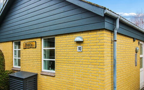 Felicia - 200M from the Sea: Gebouw, Huis, Venster, Huis, Dak, Woongebied, Struik, Verblijf, Land Lot