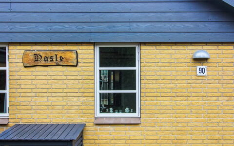 Felicia - 200M from the Sea: Gebouw, Huis, Venster, Huis, Dak, Woongebied, Struik, Verblijf, Land Lot