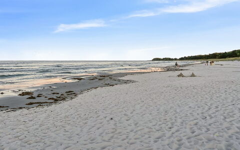 Felicia - 200M from the Sea: Gebouw, Huis, Venster, Huis, Dak, Woongebied, Struik, Verblijf, Land Lot