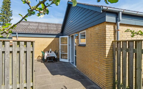 Felicia - 200M from the Sea: Gebouw, Huis, Venster, Huis, Dak, Woongebied, Struik, Verblijf, Land Lot