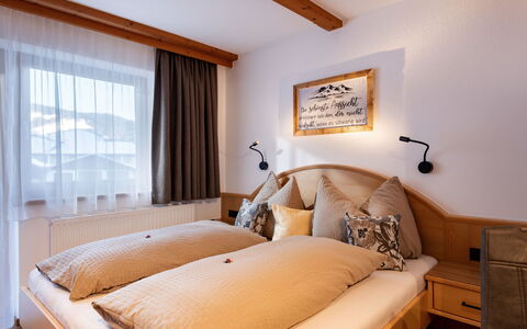 Niederau 26: Interieur Ontwerp, Meubilair, Bed, Slaapkamer, Plafond, Huis, Bed Frame, Bedding, Linens, Laken