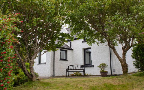 Galtrigill: Woongebied, Struik, Dak, Huis, Verblijf, Oprit, Landgoed, Siding, Landscaping, Werf