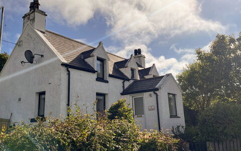Galtrigill: Woongebied, Struik, Dak, Huis, Verblijf, Oprit, Landgoed, Siding, Landscaping, Werf