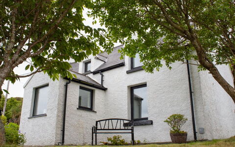 Galtrigill: Woongebied, Struik, Dak, Huis, Verblijf, Oprit, Landgoed, Siding, Landscaping, Werf