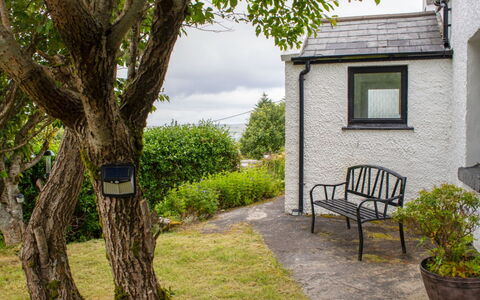 Galtrigill: Woongebied, Struik, Dak, Huis, Verblijf, Oprit, Landgoed, Siding, Landscaping, Werf