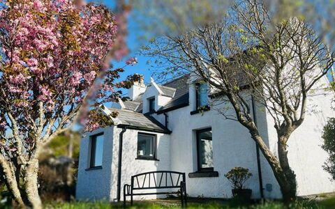 Galtrigill: Woongebied, Struik, Dak, Huis, Verblijf, Oprit, Landgoed, Siding, Landscaping, Werf