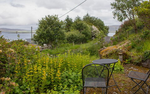 Galtrigill: Woongebied, Struik, Dak, Huis, Verblijf, Oprit, Landgoed, Siding, Landscaping, Werf