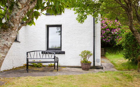 Galtrigill: Woongebied, Struik, Dak, Huis, Verblijf, Oprit, Landgoed, Siding, Landscaping, Werf