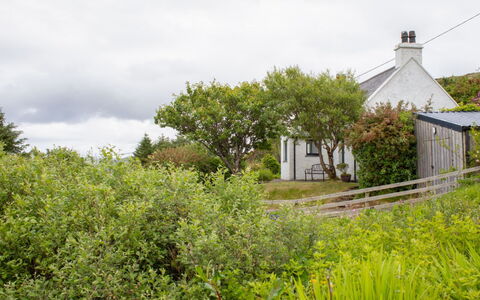 Galtrigill: Woongebied, Struik, Dak, Huis, Verblijf, Oprit, Landgoed, Siding, Landscaping, Werf