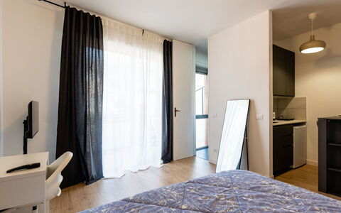 Modern Studio Nest: Woongebied, Struik, Dak, Huis, Verblijf, Oprit, Landgoed, Siding, Landscaping, Werf