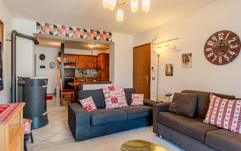 La Meridiana: Woongebied, Struik, Dak, Huis, Verblijf, Oprit, Landgoed, Siding, Landscaping, Werf